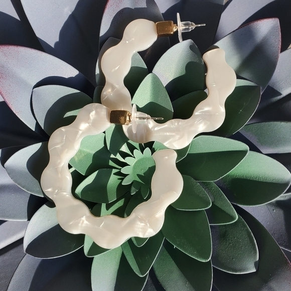 White opal acrylic resin large wavy hope earrings - Picture 2 of 4